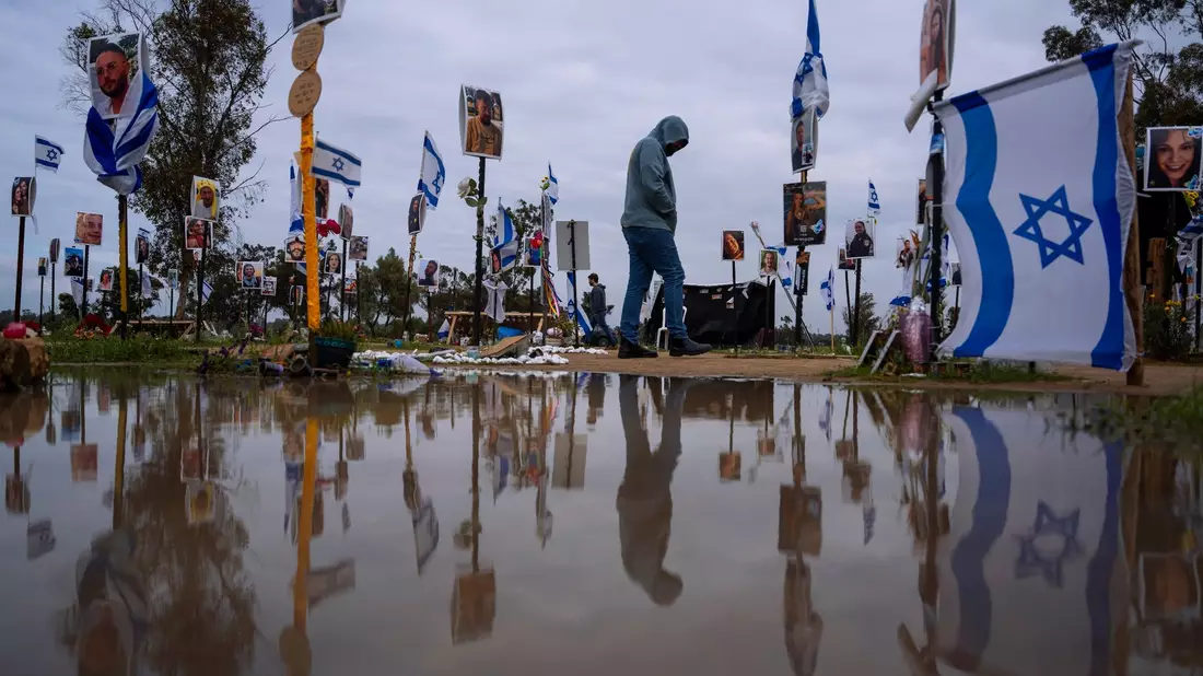 Israelis besuchen den Ort, an dem am 7. Oktober 2023 bei einem Angriff von Hamas-Kämpfern auf das Nova-Musikfestival Feiernde getötet und entführt wurden. - Bild: Oded Balilty/AP/dpa