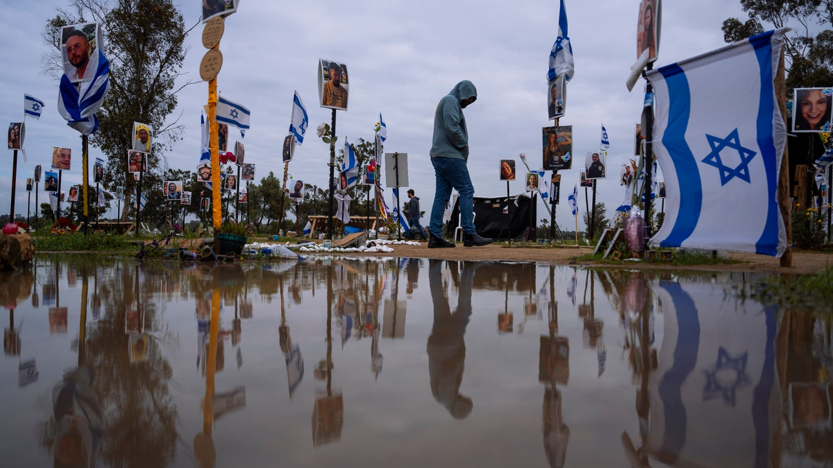 Israelis besuchen den Ort, an dem am 7. Oktober 2023 bei einem Angriff von Hamas-Kämpfern auf das Nova-Musikfestival Feiernde getötet und entführt wurden. - Foto: Oded Balilty/AP/dpa