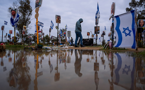 Israelis besuchen den Ort, an dem am 7. Oktober 2023 bei einem Angriff von Hamas-KĂ€mpfern auf das Nova-Musikfestival Feiernde getötet und entfĂŒhrt wurden. - Foto: Oded Balilty/AP/dpa Israelis besuchen den Ort, an dem am 7. Oktober 2023 bei einem Angriff von Hamas-KĂ€mpfern auf das Nova-Musikfestival Feiernde getötet und entfĂŒhrt wurden. - Foto: Oded Balilty/AP/dpa