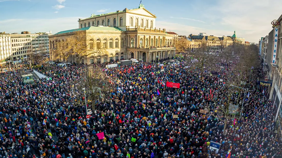 Zahlreiche Menschen nehmen an einer Demonstration gegen Rechtsextremismus in Hannover teil. Aber wie viele eigentlich genau? - Bild: Moritz Frankenberg/dpa