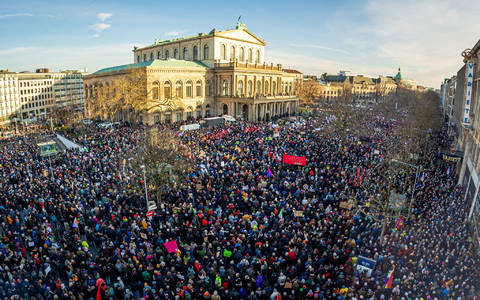 Zahlreiche Menschen nehmen an einer Demonstration gegen Rechtsextremismus in Hannover teil. Aber wie viele eigentlich genau? - Foto: Moritz Frankenberg/dpa Zahlreiche Menschen nehmen an einer Demonstration gegen Rechtsextremismus in Hannover teil. Aber wie viele eigentlich genau? - Foto: Moritz Frankenberg/dpa