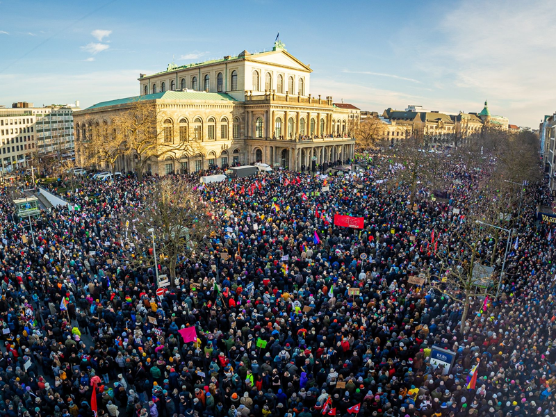 Zahlreiche Menschen nehmen an einer Demonstration gegen Rechtsextremismus in Hannover teil. Aber wie viele eigentlich genau? - Foto: Moritz Frankenberg/dpa