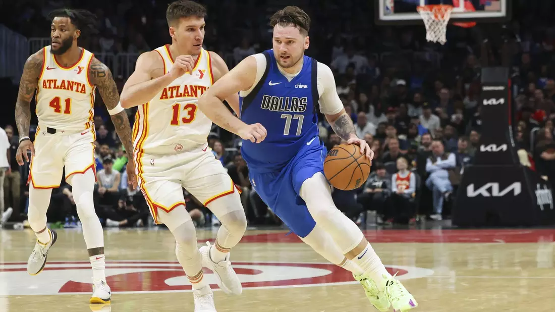 Luka Doncic (r) wird hier von Atlantas Bogdan Bogdanovic verteidigt. - Bild: Jason Getz/TNS via ZUMA Press Wire/dpa