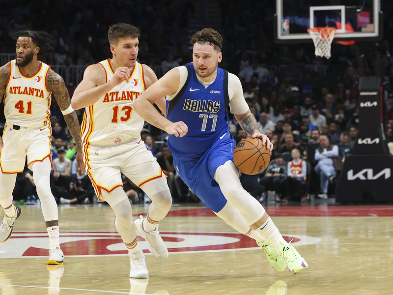Luka Doncic (r) wird hier von Atlantas Bogdan Bogdanovic verteidigt. - Foto: Jason Getz/TNS via ZUMA Press Wire/dpa