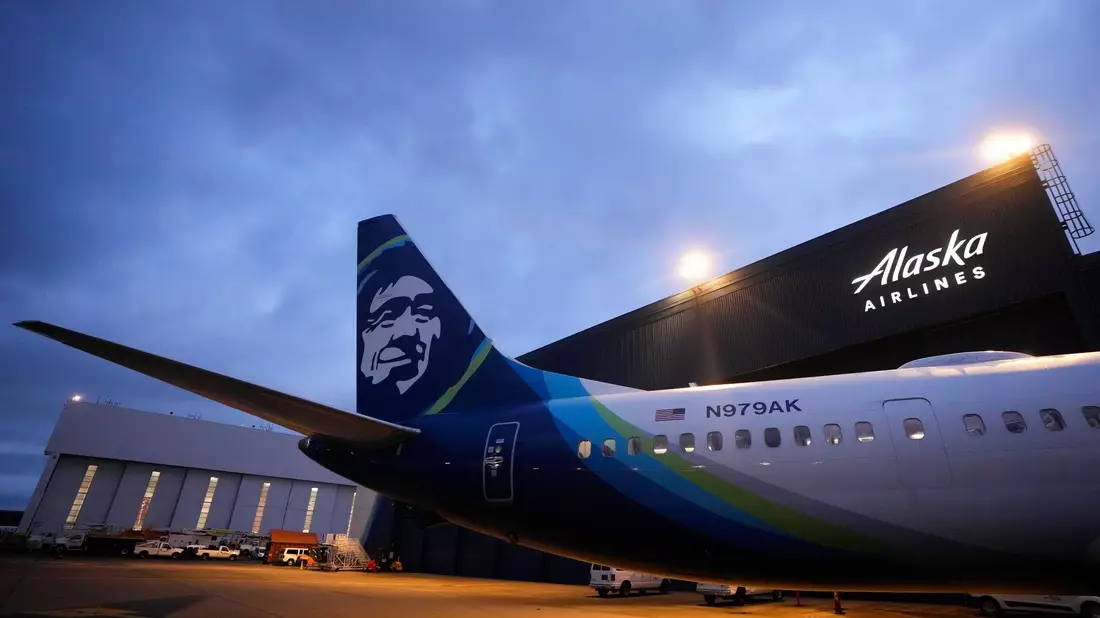 Eine Boeing 737-9 Max von Alaska Airlines wartet auf die Inspektion. - Bild: Lindsey Wasson/AP