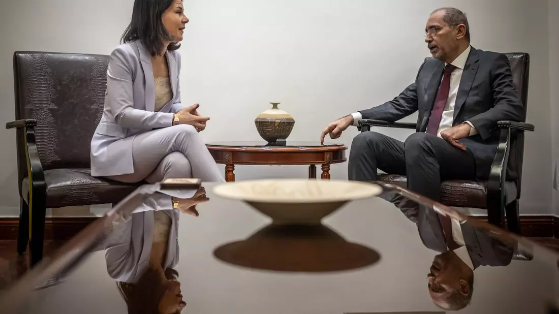 Außenministerin Annalena Baerbock unterhält sich mit dem jordanischen Außenminister Aiman al-Safadi. - Bild: Michael Kappeler/dpa