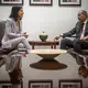 Außenministerin Annalena Baerbock unterhält sich mit dem jordanischen Außenminister Aiman al-Safadi. - Bild: Michael Kappeler/dpa
