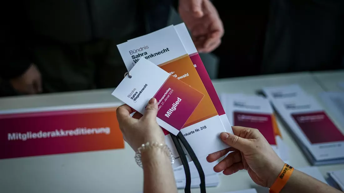 Delegierte stehen in der Schlange beim Gründungsparteitag der Wagenknecht-Partei. - Bild: Kay Nietfeld/dpa