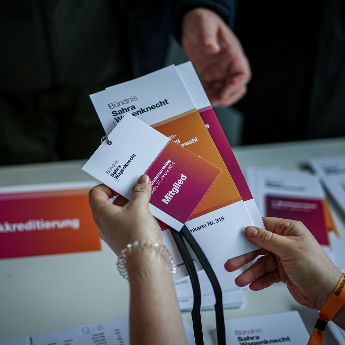 Delegierte stehen in der Schlange beim Gründungsparteitag der Wagenknecht-Partei. - Foto: Kay Nietfeld/dpa