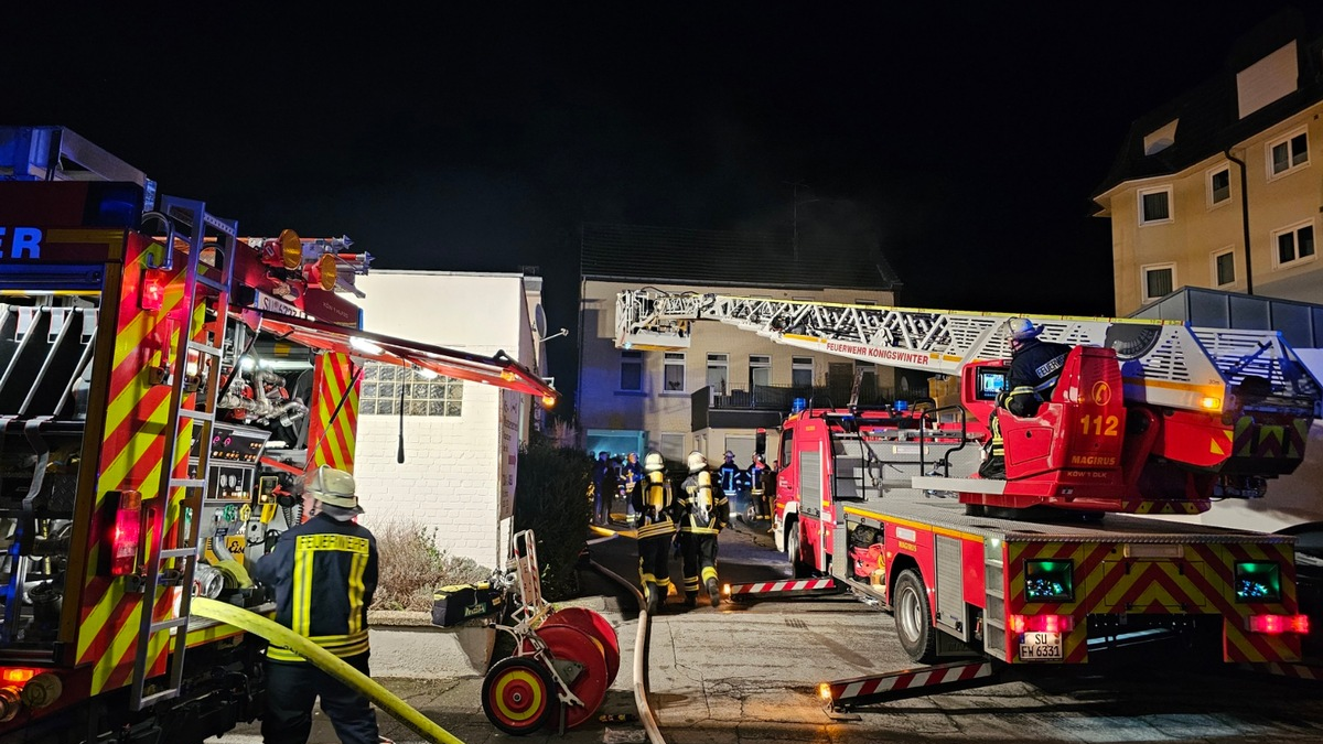 FW Königswinter: Wohnungsbrand in Königswinter Altstadt - Feuerwehr rettet zwei Menschen, eine Person wird tot geborgen - Foto: presseportal.de