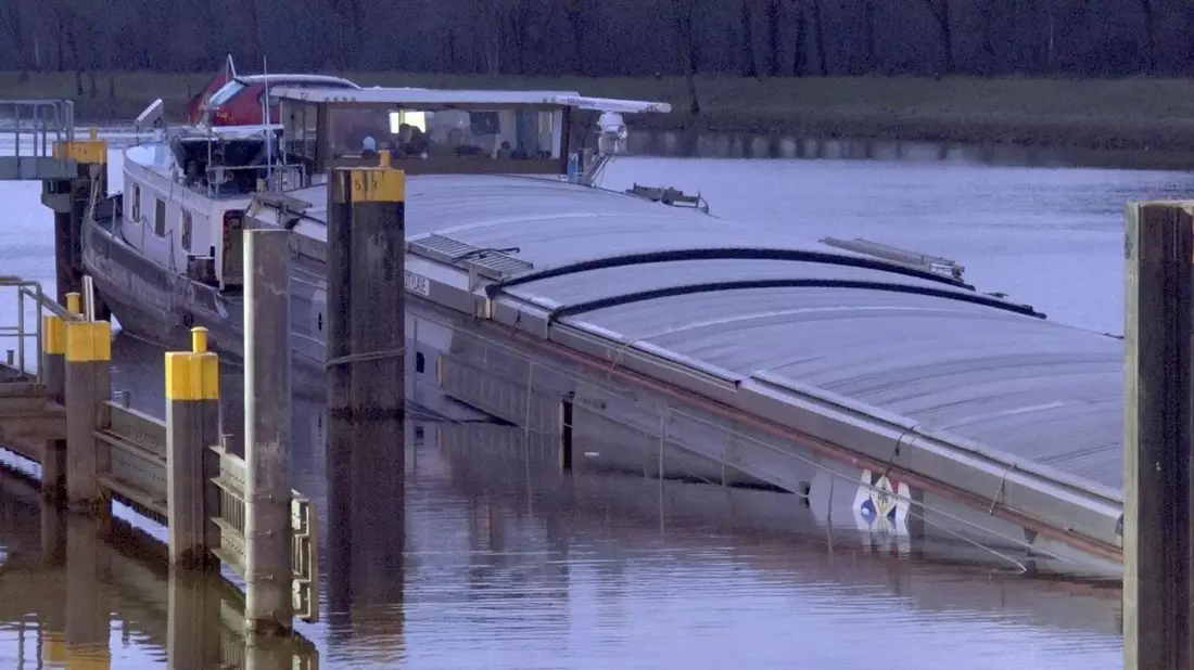 Vor einer Schleuse auf dem Dortmund-Ems-Kanal ist ein Getreidefrachter mit Wasser vollgelaufen. - Bild: NWM-TV/dpa