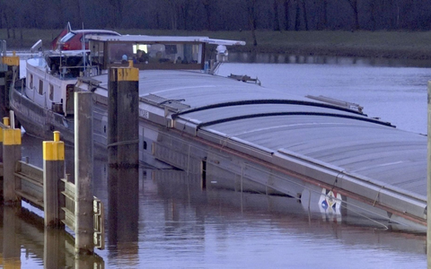 Vor einer Schleuse auf dem Dortmund-Ems-Kanal ist ein Getreidefrachter mit Wasser vollgelaufen. - Foto: NWM-TV/dpa