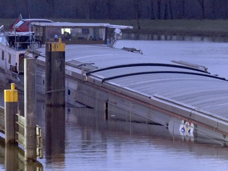 Vor einer Schleuse auf dem Dortmund-Ems-Kanal ist ein Getreidefrachter mit Wasser vollgelaufen. - Foto: NWM-TV/dpa