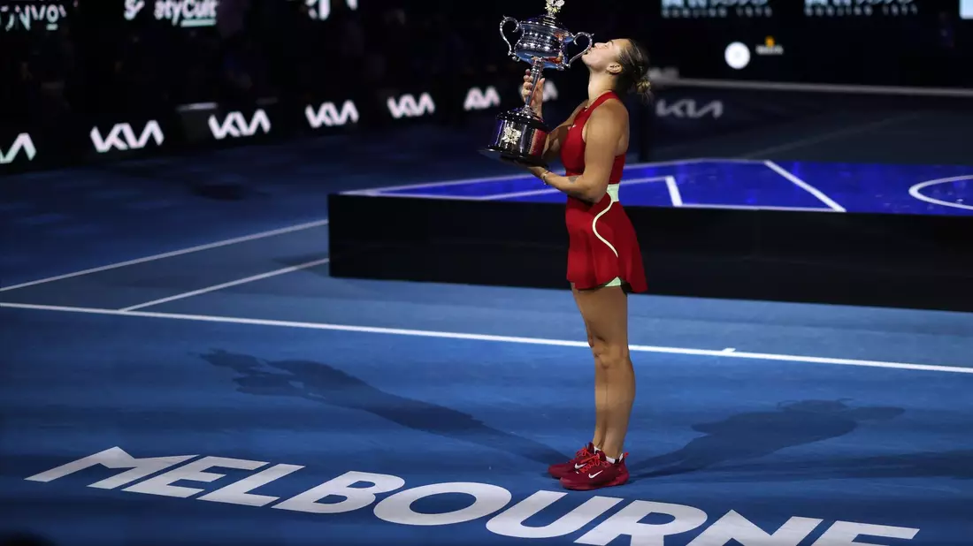 Aryna Sabalenka küsst nach ihrem Sieg den Pokal. - Bild: Asanka Brendon Ratnayake/AP/dpa