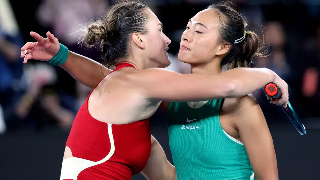 Sabalenka (l) wird von Zheng Qinwen nach dem Finale beglückwünscht. - Bild: Asanka Brendon Ratnayake/AP/dpa