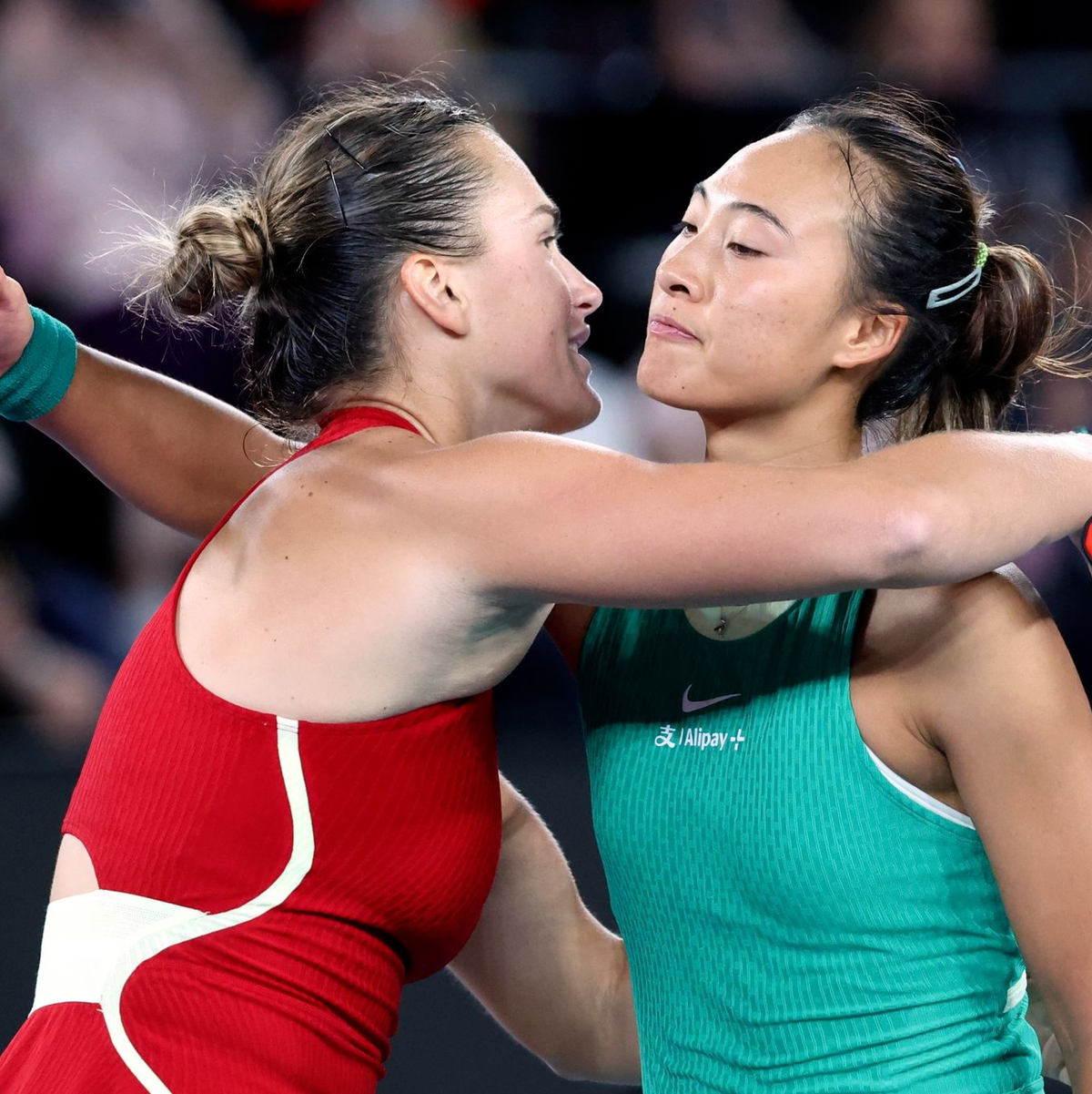 Sabalenka (l) wird von Zheng Qinwen nach dem Finale beglückwünscht. - Foto: Asanka Brendon Ratnayake/AP/dpa