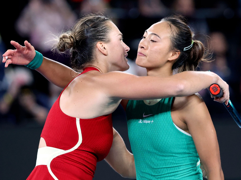 Sabalenka (l) wird von Zheng Qinwen nach dem Finale beglückwünscht. - Foto: Asanka Brendon Ratnayake/AP/dpa