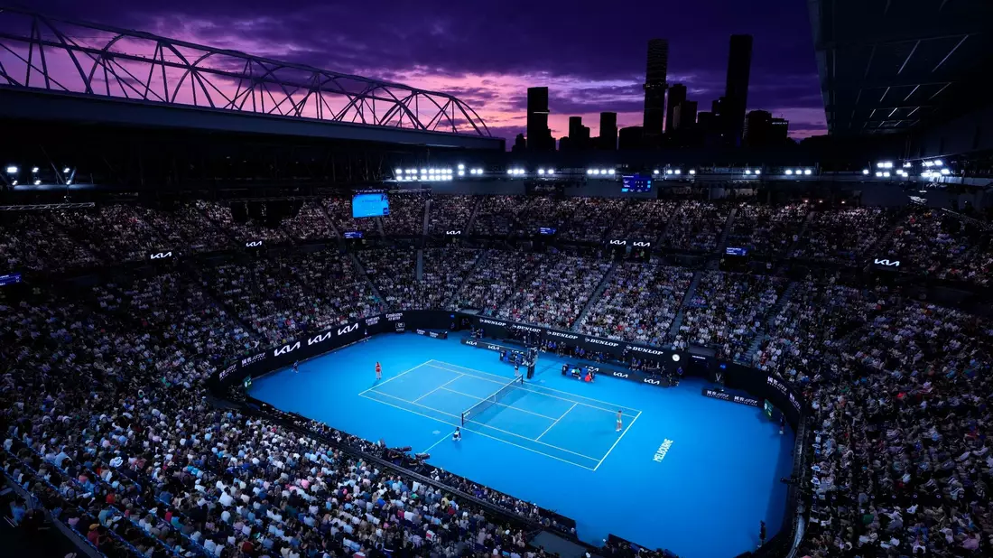 Aryna Sabalenka (l) und Zheng Qinwen spielen bei Sonnenuntergang. - Bild: Louise Delmotte/AP/dpa
