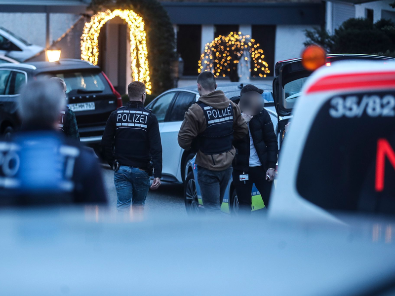 In einem Einfamilienhaus im Schwarzwald sind Mutter, Vater und ihr 32-jähriger Sohn tot aufgefunden worden. - Foto: Marc Eich/dpa