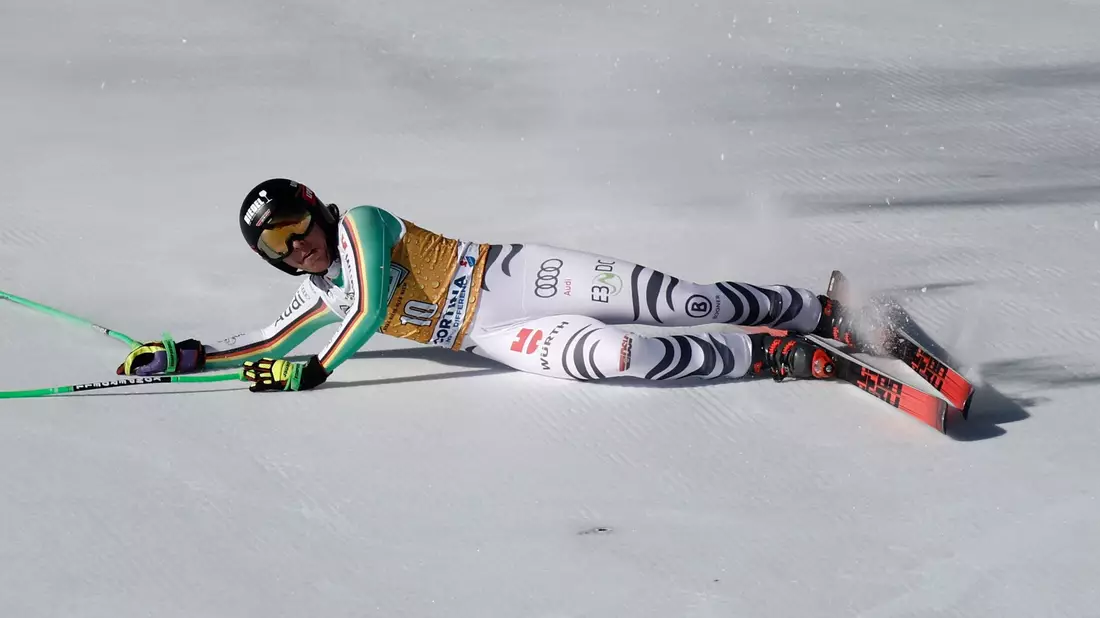 Kira Weidle verliert an einer Bodenwelle die Balance und stürzt. - Bild: Gabriele Facciotti/AP/dpa
