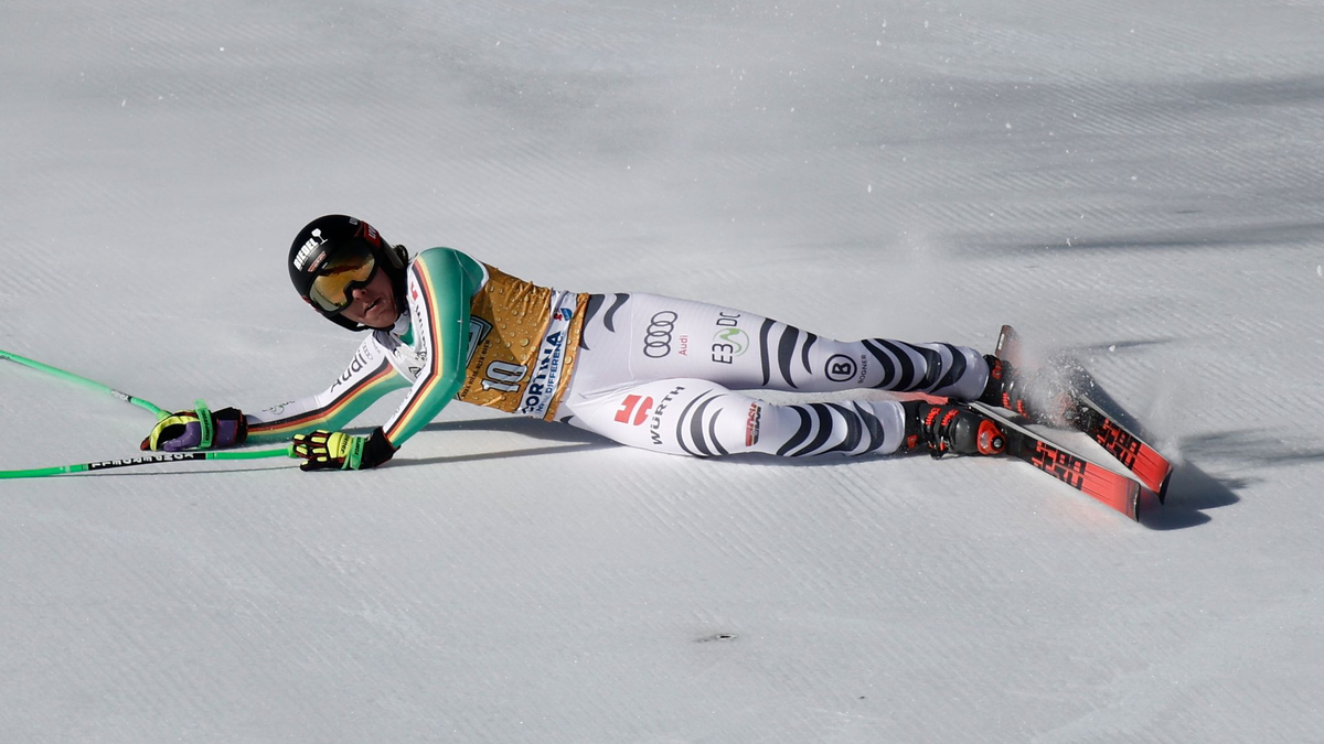 Kira Weidle verliert an einer Bodenwelle die Balance und stürzt. - Foto: Gabriele Facciotti/AP/dpa