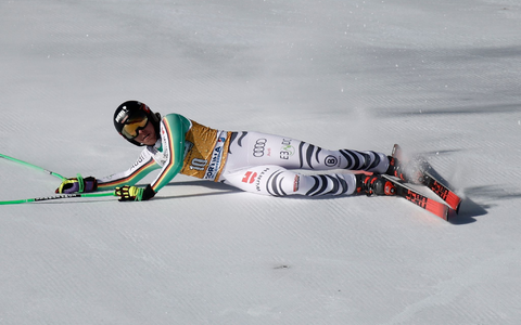 Kira Weidle verliert an einer Bodenwelle die Balance und stürzt. - Foto: Gabriele Facciotti/AP/dpa