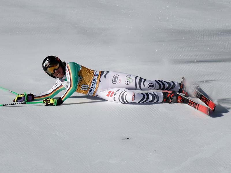 Kira Weidle verliert an einer Bodenwelle die Balance und stürzt. - Foto: Gabriele Facciotti/AP/dpa