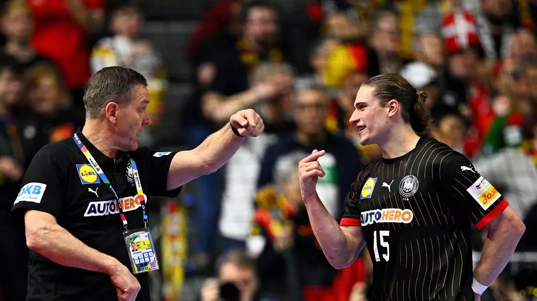 Bundestrainer Alfred Gislason (l) und Juri Knorr sprechen während eines Spiels miteinander. - Bild: Tom Weller/dpa