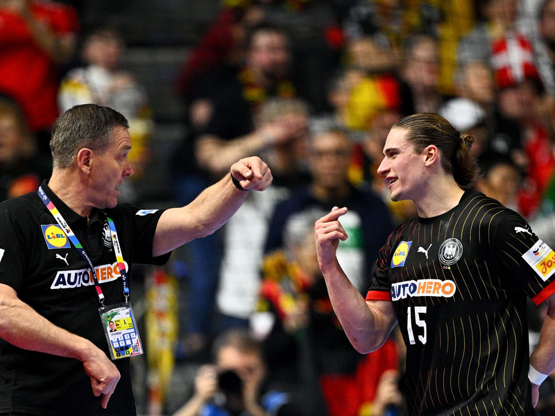 Bundestrainer Alfred Gislason (l) und Juri Knorr sprechen während eines Spiels miteinander. - Foto: Tom Weller/dpa