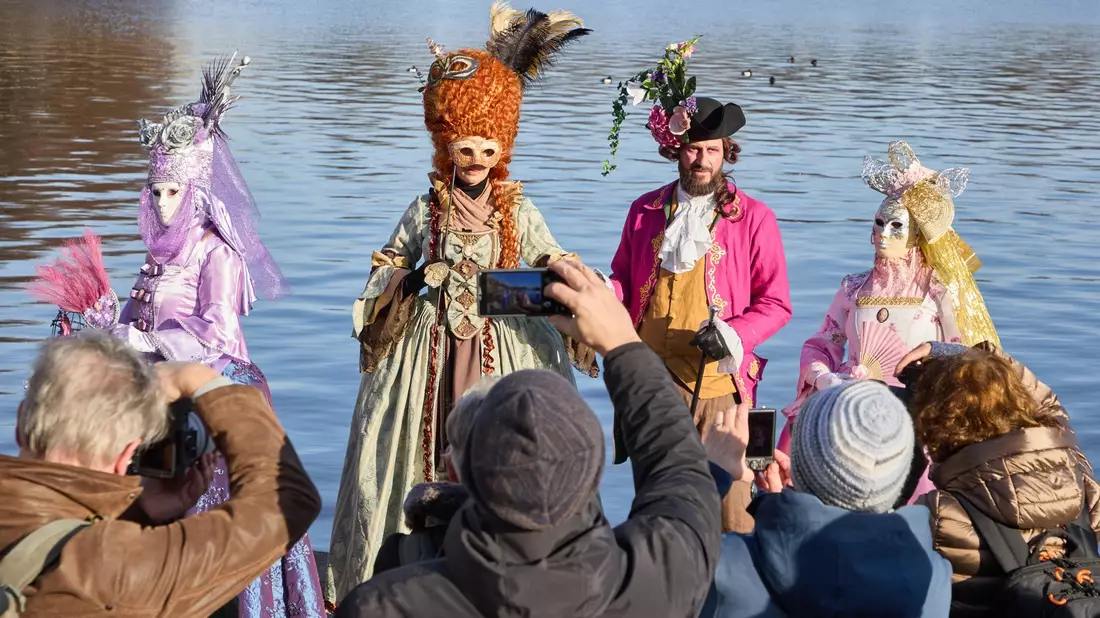 Verkleidete Karnevalfans haben viele neugierige Zuschauer an der Binnenalster in Hamburg. - Bild: Georg Wendt/dpa