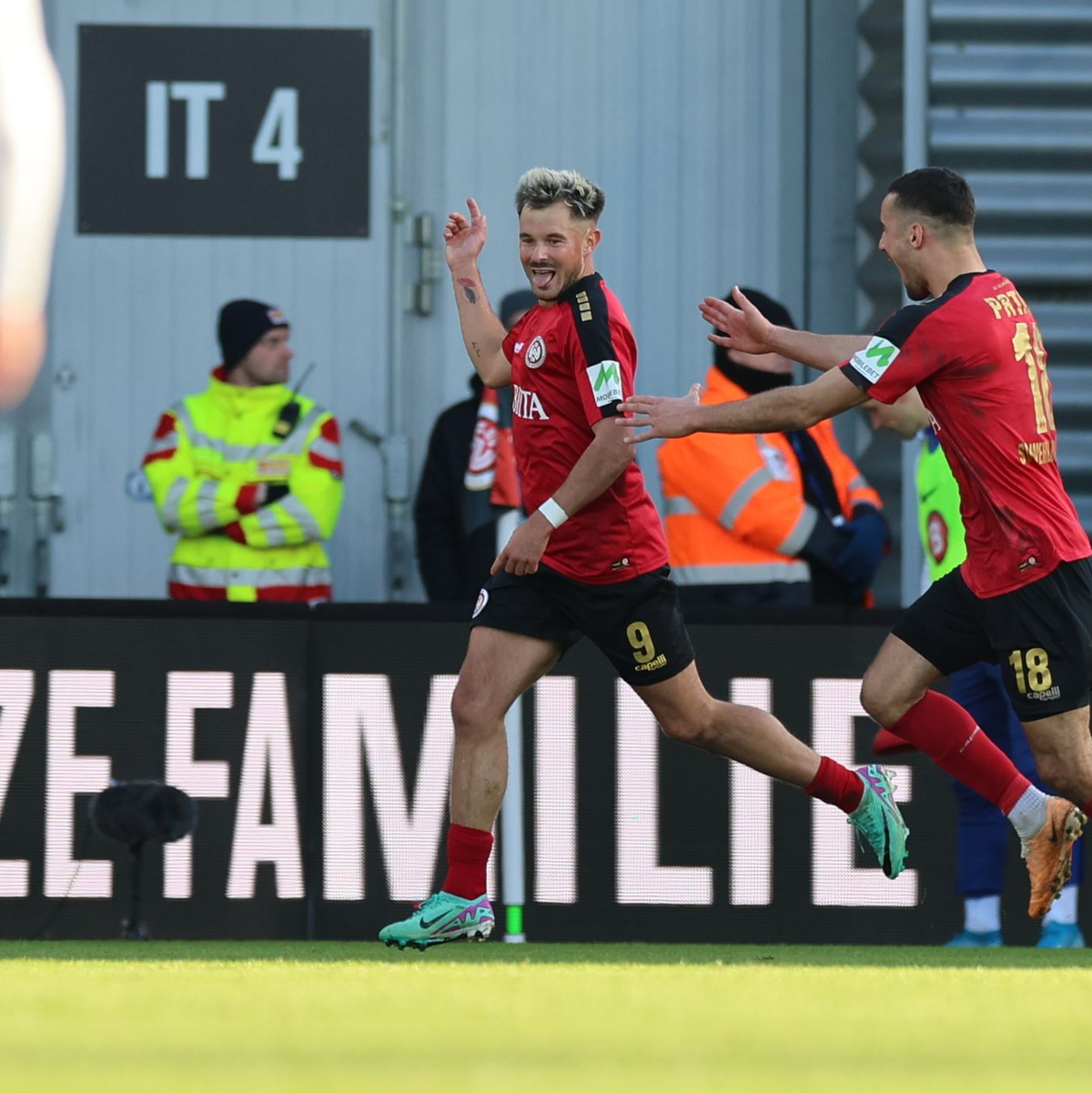 Wiesbadens Thijmen Goppel (l) feiert mit Mitspieler Ivan Prtajin sein Tor zum 3:1 gegen Hertha BSC. - Foto: Jörg Halisch/dpa