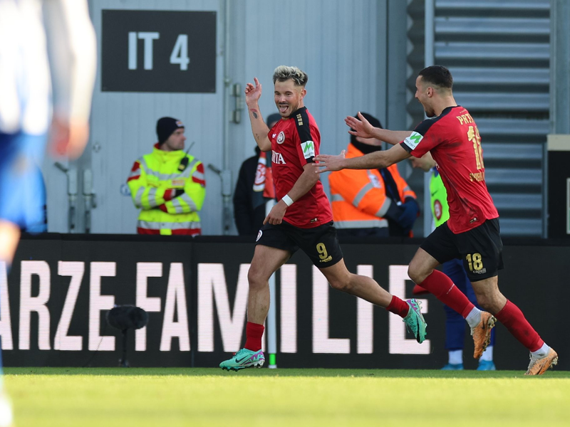 Wiesbadens Thijmen Goppel (l) feiert mit Mitspieler Ivan Prtajin sein Tor zum 3:1 gegen Hertha BSC. - Foto: Jörg Halisch/dpa