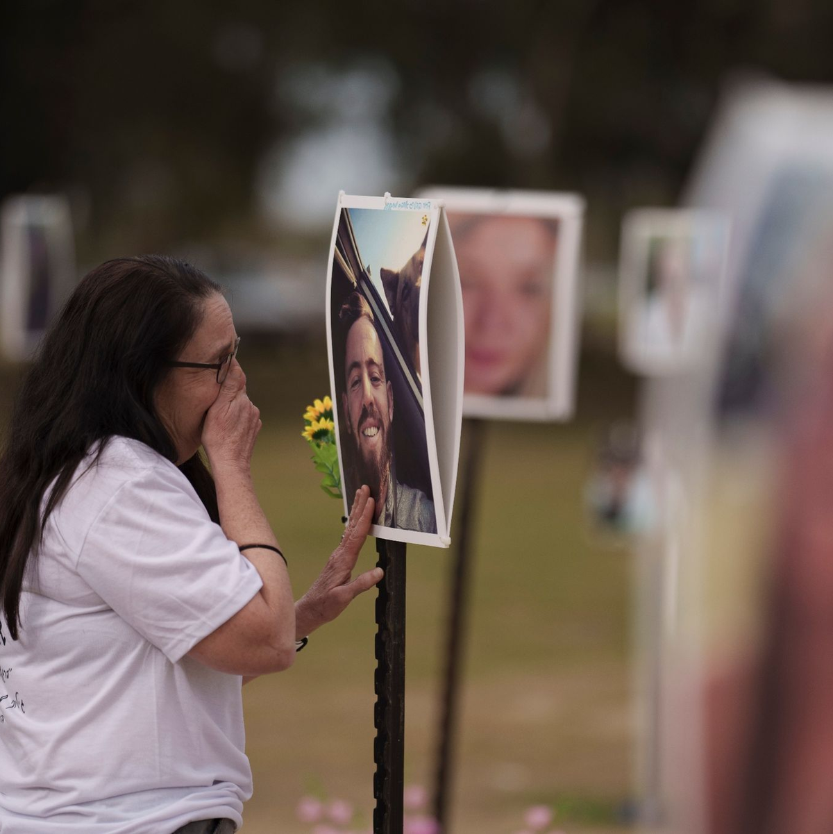 Ela Bahat berührt ein Bild ihres 30-jährigen Sohnes Dror: Am 7. Oktober wurden beim Angriff der Hamas viele Menschen getötet. Waren UN-Mitarbeiter daran beteiligt? - Foto: Leo Correa/AP/dpa