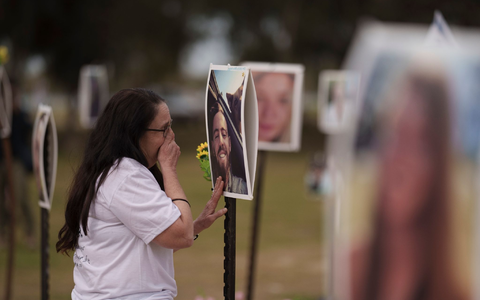 Ela Bahat berührt ein Bild ihres 30-jährigen Sohnes Dror: Am 7. Oktober wurden beim Angriff der Hamas viele Menschen getötet. Waren UN-Mitarbeiter daran beteiligt? - Foto: Leo Correa/AP/dpa