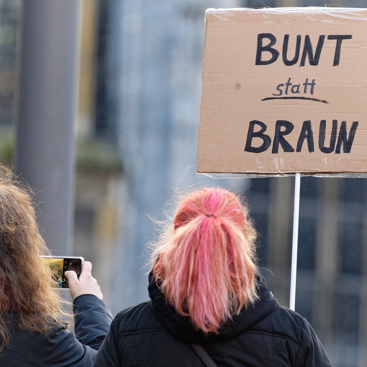 «Bunt statt braun»: Diese beiden Frauen sind in Aachen gegen Rechtsextremismus auf die Straße gegangen. - Foto: Henning Kaiser/dpa