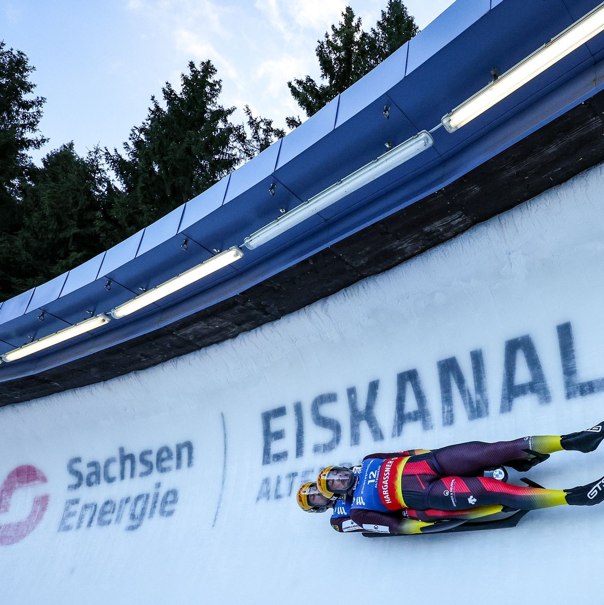 Die Rodler Tobias Wendl und Tobias Arlt fahren die Bahn hinab. - Foto: Jan Woitas/dpa
