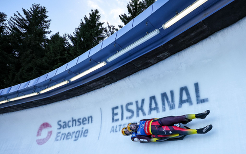Die Rodler Tobias Wendl und Tobias Arlt fahren die Bahn hinab. - Foto: Jan Woitas/dpa
