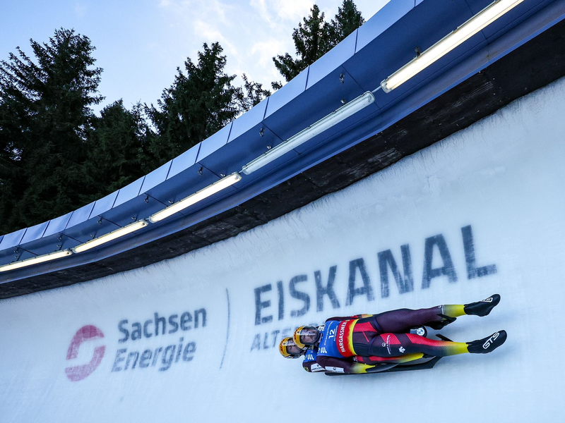 Die Rodler Tobias Wendl und Tobias Arlt fahren die Bahn hinab. - Foto: Jan Woitas/dpa