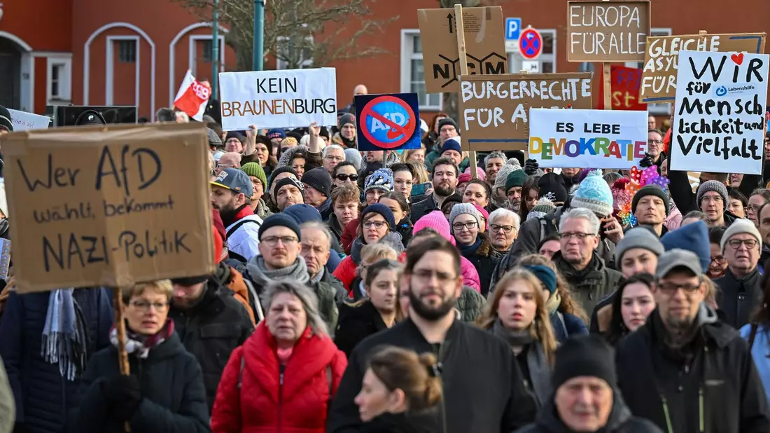 Teilnehmer der Demonstration «Nie wieder ist jetzt!» in Frankfurt (Oder). - Bild: Patrick Pleul/dpa