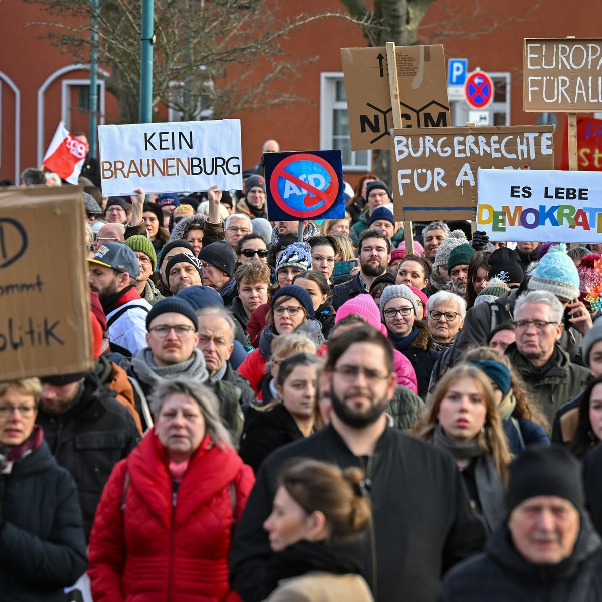 Teilnehmer der Demonstration «Nie wieder ist jetzt!» in Frankfurt (Oder). - Foto: Patrick Pleul/dpa