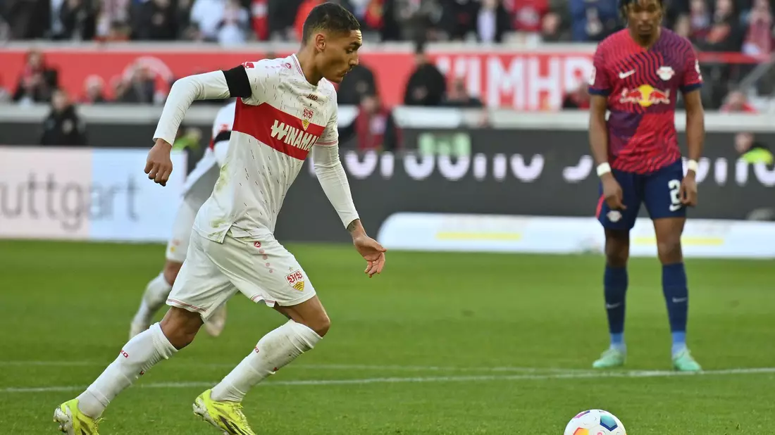 Stuttgarts Enzo Millot sorgt per Elfmeter für die 1:0-Führung des VfB. - Bild: Jan-Philipp Strobel/dpa