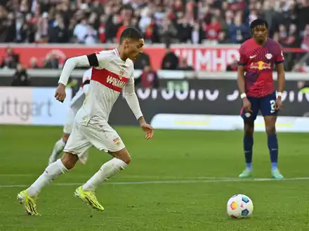 Stuttgarts Enzo Millot sorgt per Elfmeter für die 1:0-Führung des VfB. - Foto: Jan-Philipp Strobel/dpa