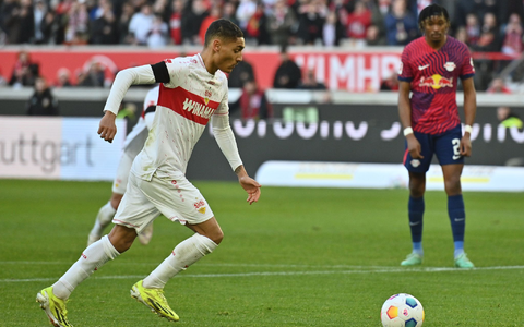 Stuttgarts Enzo Millot sorgt per Elfmeter für die 1:0-Führung des VfB. - Foto: Jan-Philipp Strobel/dpa