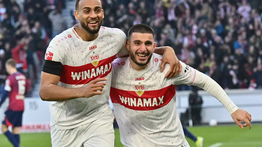 Beim 5:2-Sieg des VfB traf Stürmer Deniz Undav (r) dreifach. - Bild: Jan-Philipp Strobel/dpa