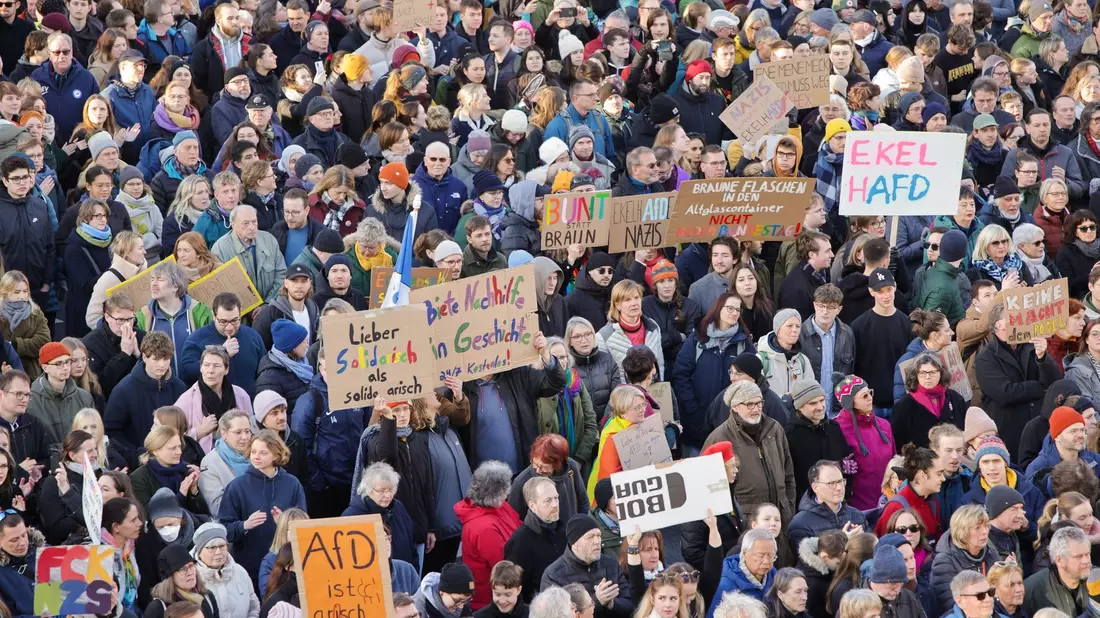 «Marburg gegen Rechts» hieß es in Marburg. Auch hier in Hessen kamen zahlreiche Menschen um ein Zeichen des Widerstands gegen Rechts zu setzen. - Bild: Christian Lademann/dpa