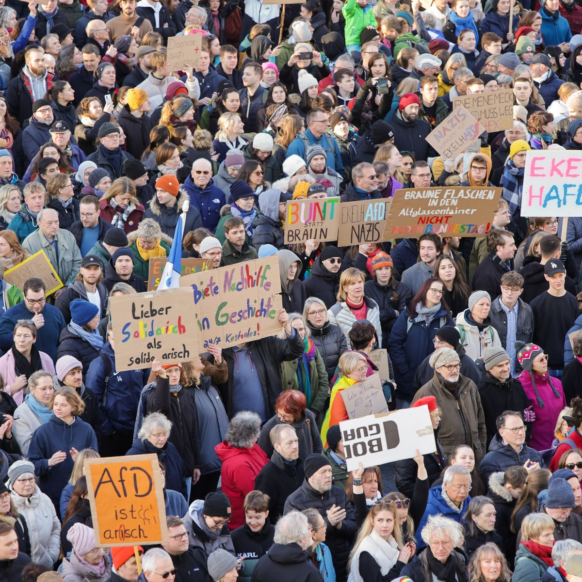 «Marburg gegen Rechts» hieß es in Marburg. Auch hier in Hessen kamen zahlreiche Menschen um ein Zeichen des Widerstands gegen Rechts zu setzen. - Foto: Christian Lademann/dpa