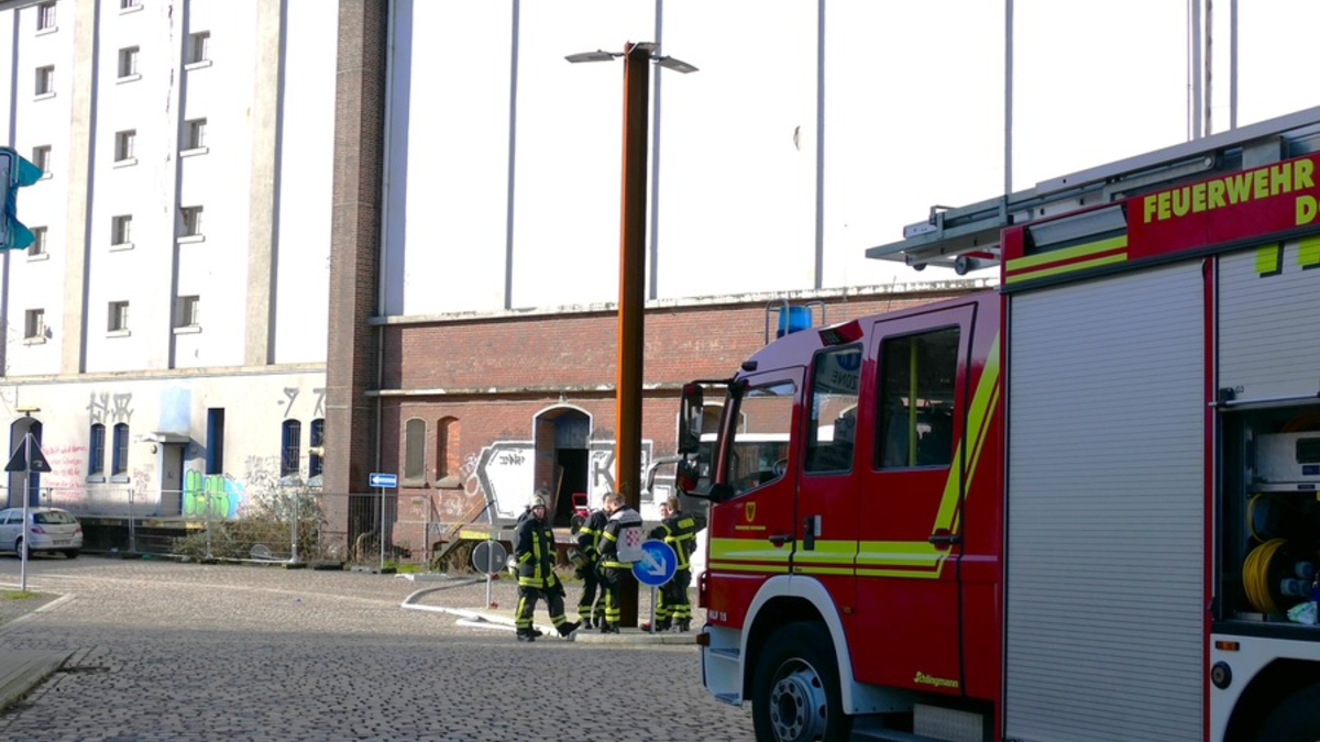 FW-DO: Feuer im Hafenbereich. Glutbrand in Rapssilo. - Foto: presseportal.de