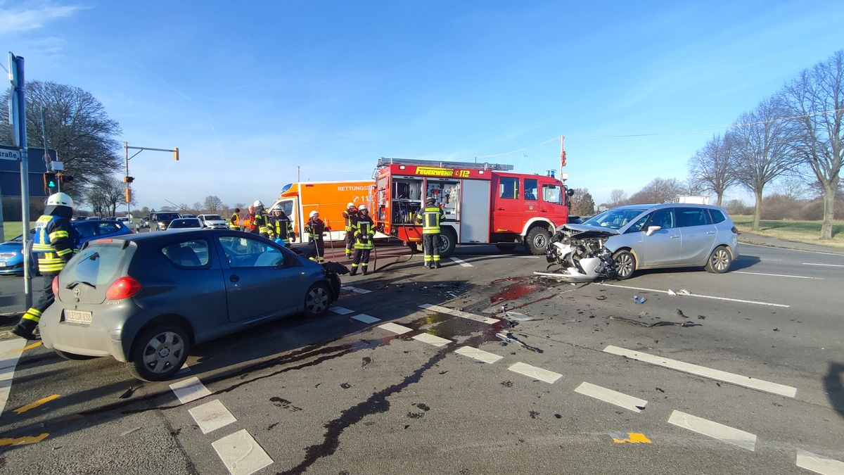 FW-KLE: Verkehrsunfall mit drei Verletzten - Foto: presseportal.de