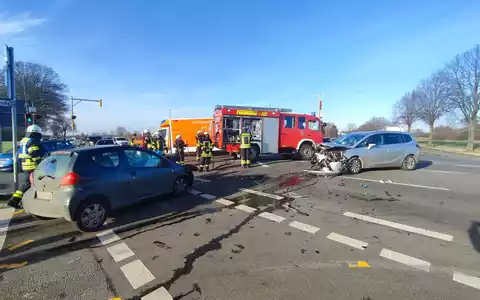 FW-KLE: Verkehrsunfall mit drei Verletzten - Foto: presseportal.de