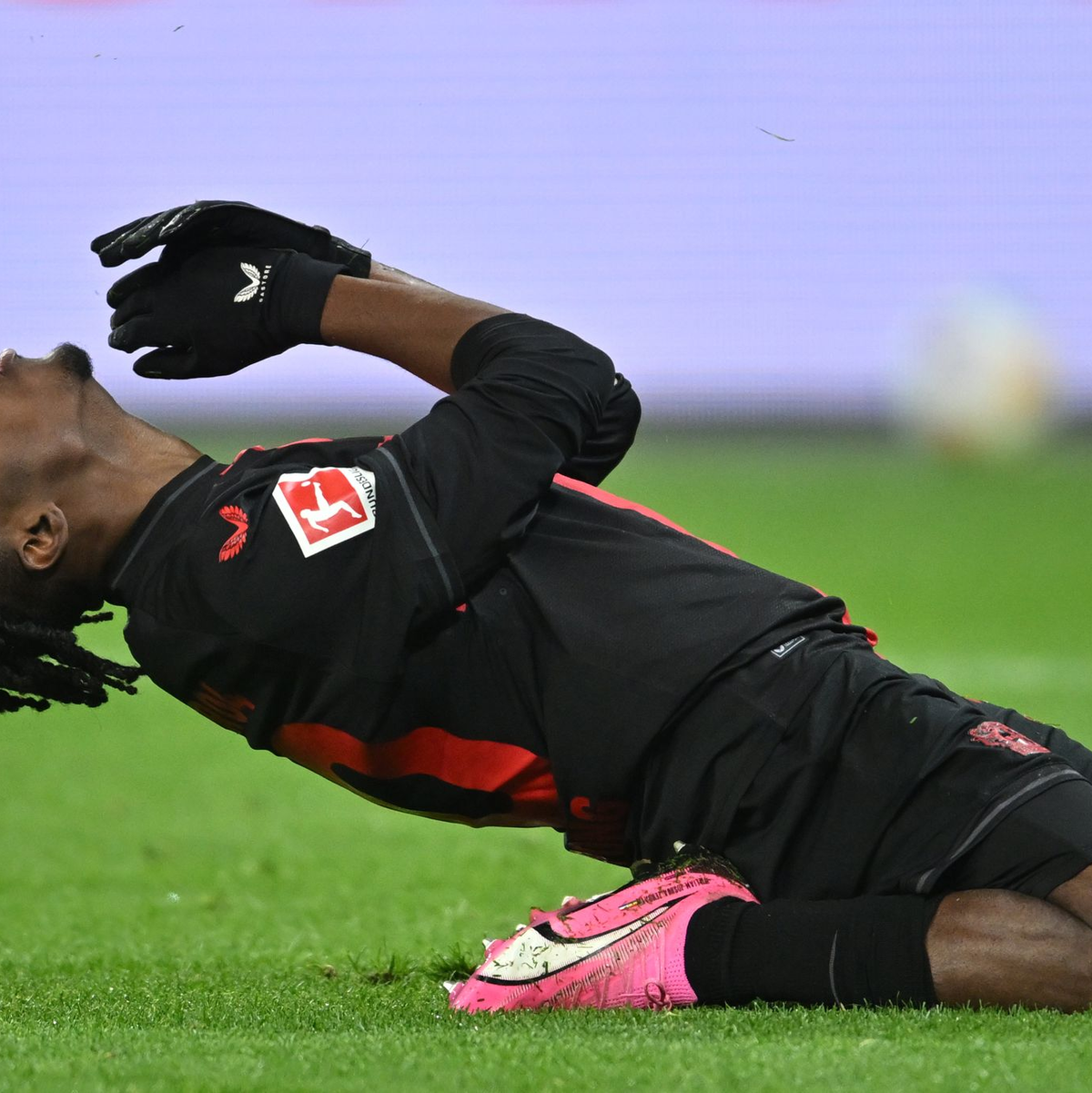 Brachte die Werkself schon früh in Führung: Jeremie Frimpong (l). - Foto: Marius Becker/dpa